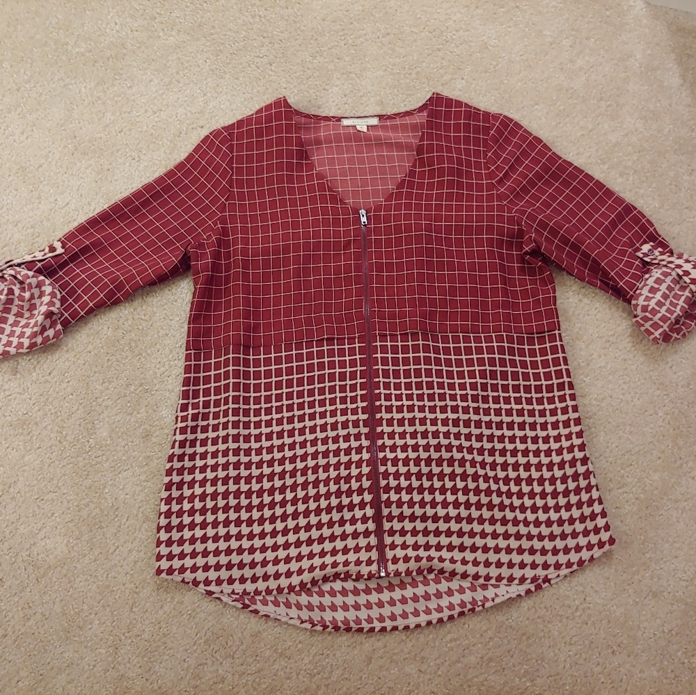 NWOT Pleione red and cream colored‎ zip front top